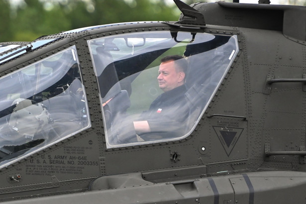 Szef MON: Na początku sierpnia pierwsi polscy piloci rozpoczną szkolenia na śmigłowcach Apache