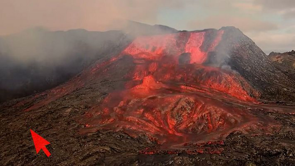 Islandia: turysta ucieka przed lawą z wulkanu Fagradalsfjall 
