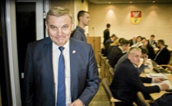 Wojna PO-PiS na dole, czyli bunt radnych przeciw szefom gmin i prezydentom