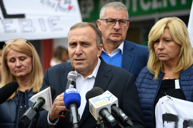 Schetyna w czwartek na konferencji prasowej w Przemyślu, odnosząc się do środowego postanowienia sądu, powiedział, że oznacza ono, iż "nie można kłamać w ogóle, nie można kłamać w życiu publicznym, w polityce, nie można kłamać w kampanii wyborczej".