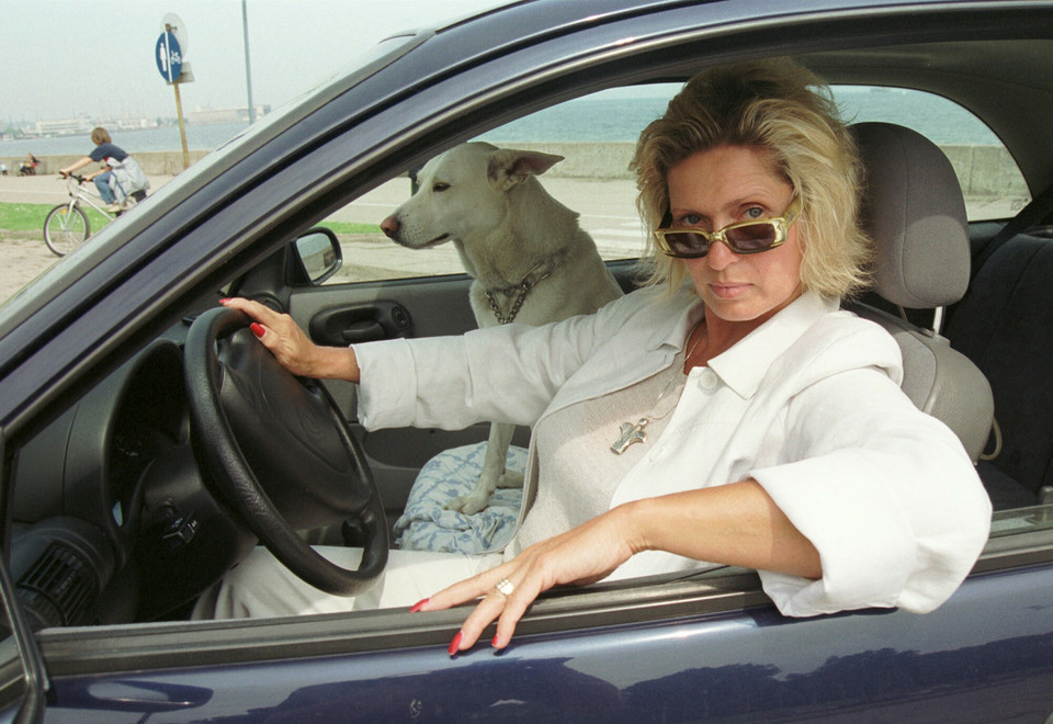 Ewa Kasprzyk pozuje z psem (2002)