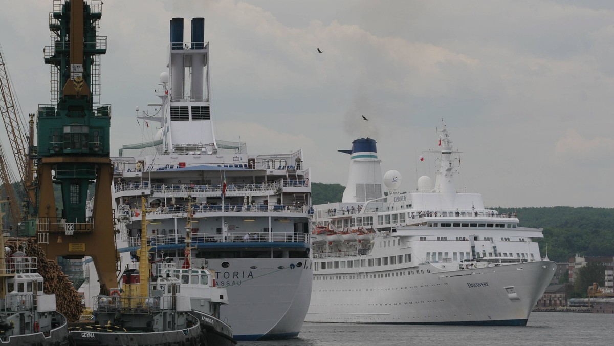 Od kilkunastu lat maj jest w Gdyni miesiącem inaugurującym kolejny sezon wycieczkowców, czyli wielkich statków pasażerskich  odwiedzających tutejszy port. Do tej pory do Gdynia zawinęło już 8 dużych statków wycieczkowych, a do końca sezonu tego typu statki pojawią się w tutejszym porcie łącznie 73 razy. Cumujące w gdyńskim porcie statki są jedną z atrakcji turystycznych miasta.