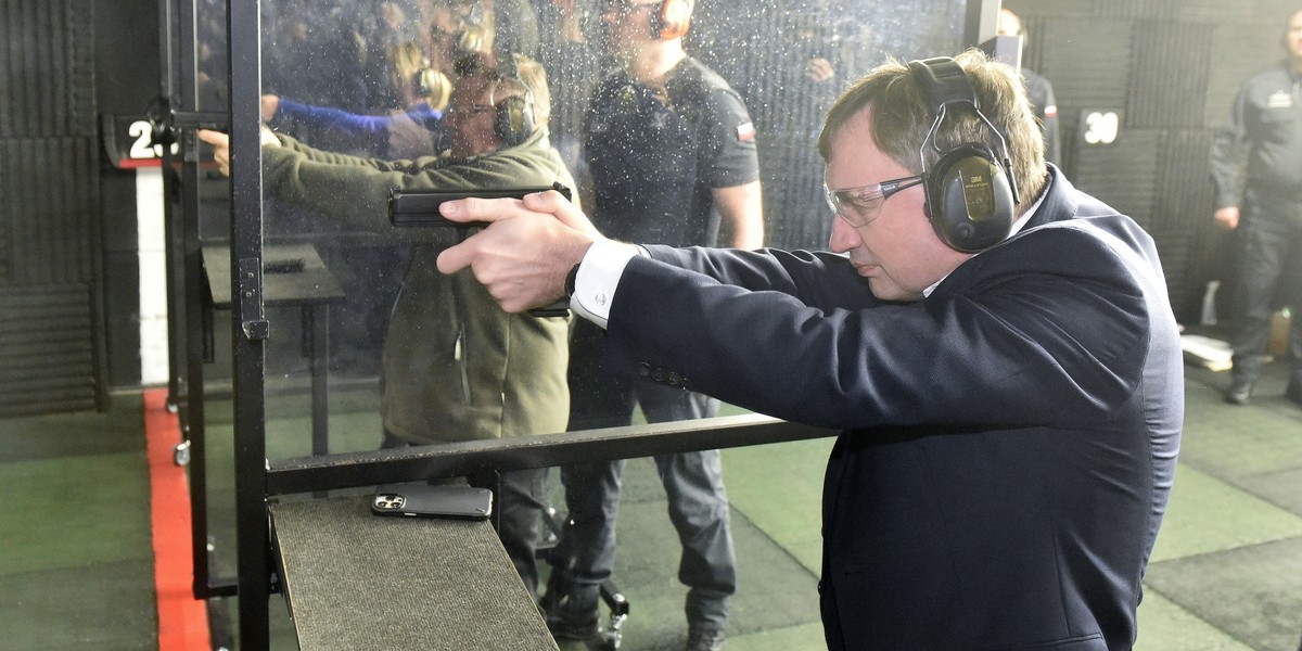 Politycy obozu władzy chętnie dzielą się zdjęciami ze strzelnicy. W piątek szef Solidarnej Polski Zbigniew Ziobro strzelał w Ośrodku Szkolenia Służby Więziennej w Popowie.