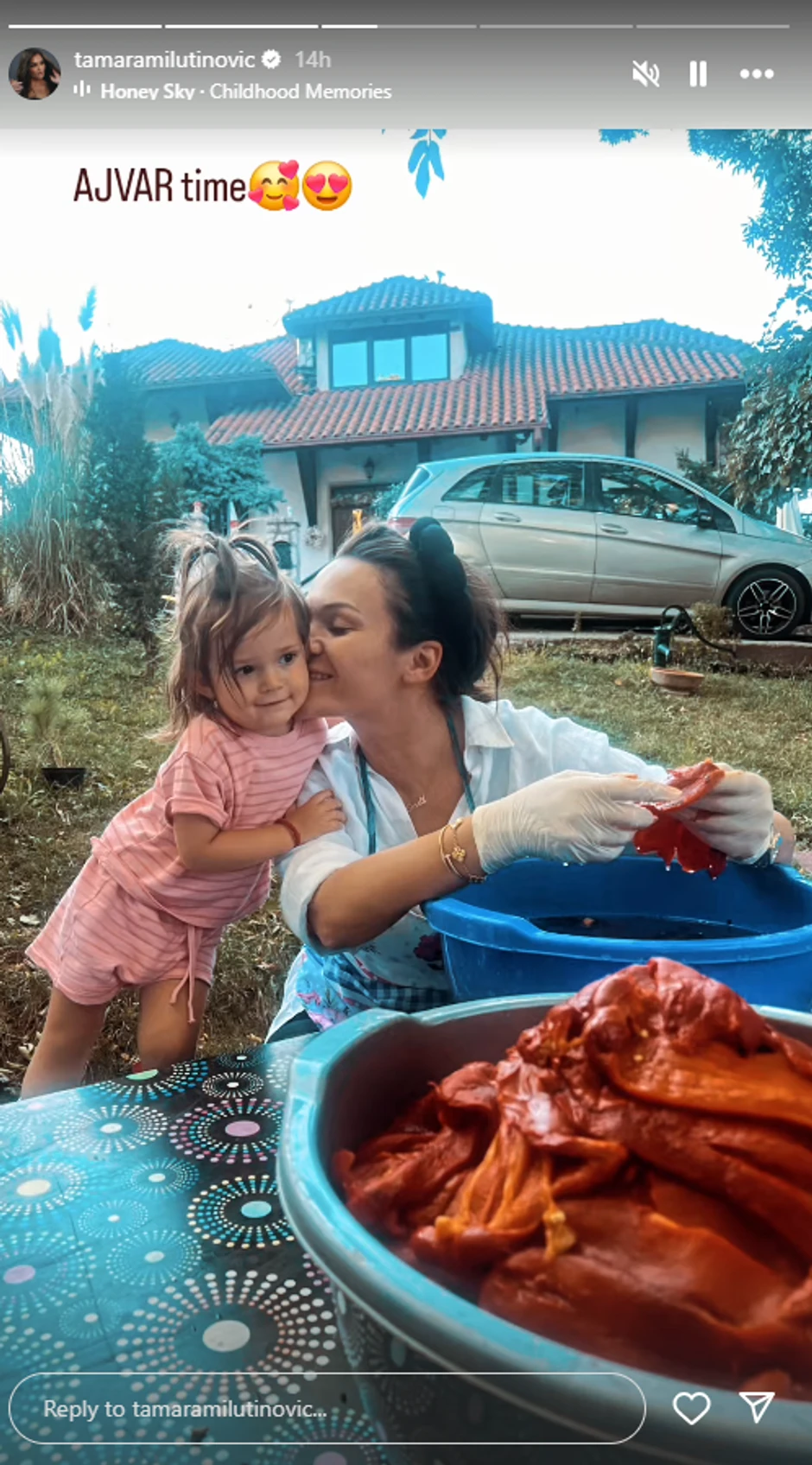 Tamara Milutinović sa ćerkom sprema ajvar