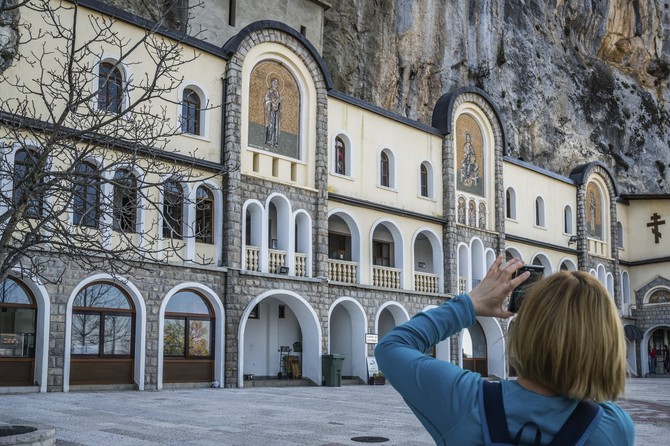 Manastir Ostrog, mesto gde odlaze vernici različitih veroispovesti
