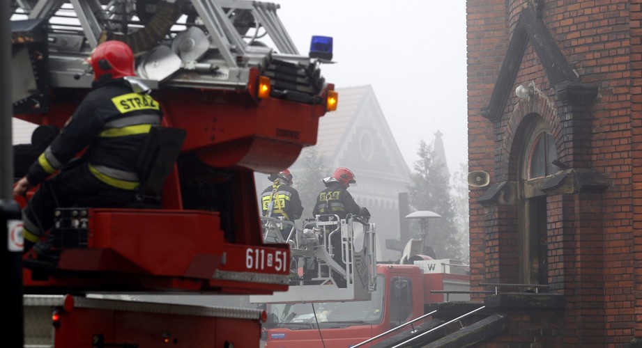 Dogaszanie pożaru zabytkowej katedry pw. Wniebowzięcia Najświętszej Maryi Panny w Sosnowcu