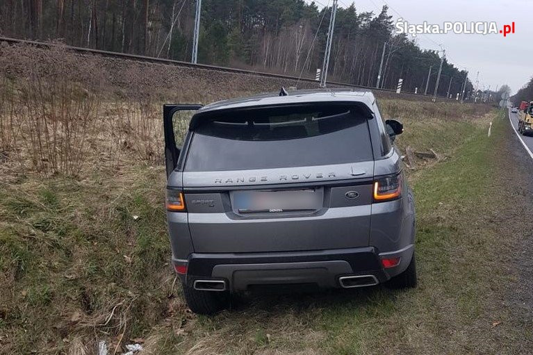 Uciekali skradzionym Range Roverem. Policjanci ruszyli w pościg. Padły strzały