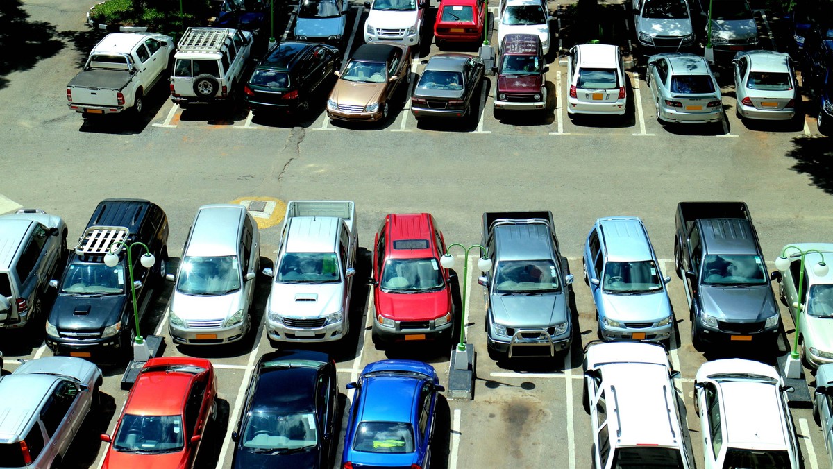 Zakupy w supermarkecie robi zdecydowana większość z nas. Czy jednak wszyscy potrafimy zachować się na parkingu przed centrum handlowym? Niestety nie! Do niedawna na parkingach nie obowiązywały przepisy, co często przekładało się na brak poszanowania dla zasad. Teraz sytuacja uległa zmianie. Także przed supermarketami należy stosować się do zasad ruchu drogowego, a kierowcę za niewłaściwe zachowanie może spotkać kara!