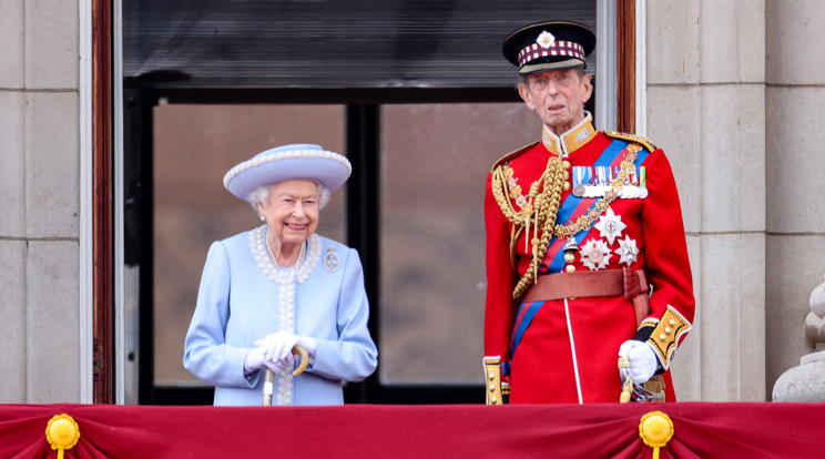 Erzsébet királynő és Edward herceg, Kent hercege a Buckingham-palota erkélyén./Fotó: Getty Images