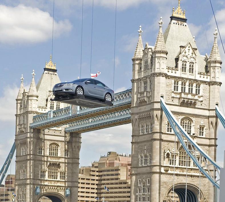 Londyn 2008: Opel Insignia w stylu kaskaderskim