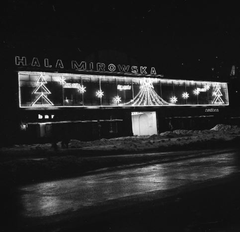 Dekoracje świąteczne na Hali Mirowskiej w Warszawie, grudzień 1969 r.