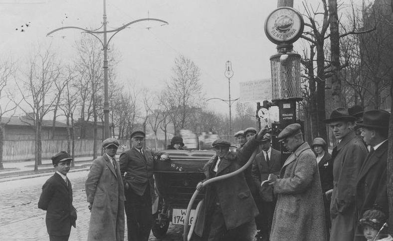 Tankowanie paliwa na stacji benzynowej, 1925 r.