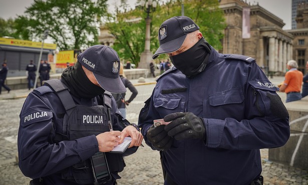 Za dużo osób na Sylwestrze? Policjanci będą reagować "na zgłoszenia od obywateli"