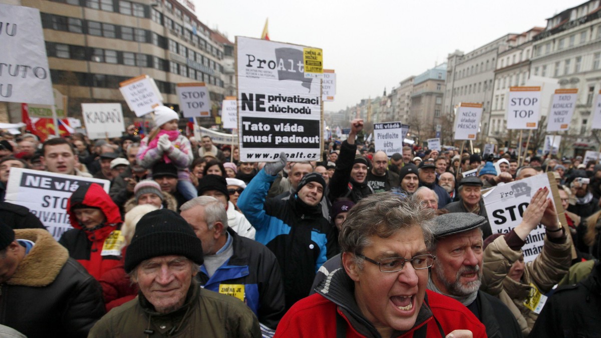 Kilka tysięcy osób protestowało w Pradze przeciw reformom i oszczędnościom centroprawicowego rządu Petra Neczasa.