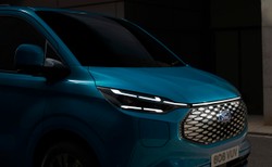 Ford E-Transit Custom ujawniony. Zasięg trzy razy większy niż potrzeba