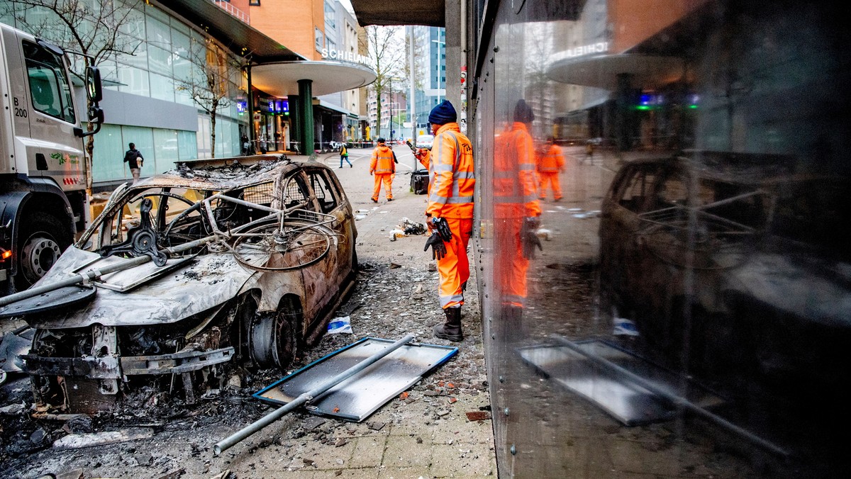 Rotterdam po protestach antyszczepionkowców, 20 listopada 2021 r.