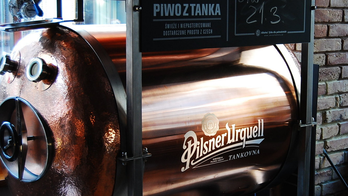 Miłośnicy złotego trunku nie muszą już jechać do Czech, by napić się świeżego piwa prosto z browaru. Pilsner Urquell wprowadza właśnie do Polski tanki, dzięki którym możemy cieszyć się niepasteryzowanym piwem z browaru Prazdroj. W nowo otwartej restauracji Česká zamontowano właśnie aż sześć miedzianych tanków, z których piwo serwują najlepsi barmani pod czujnym okiem Czeskiego Mistrza Barmanów - Jakuba Šrubařa.