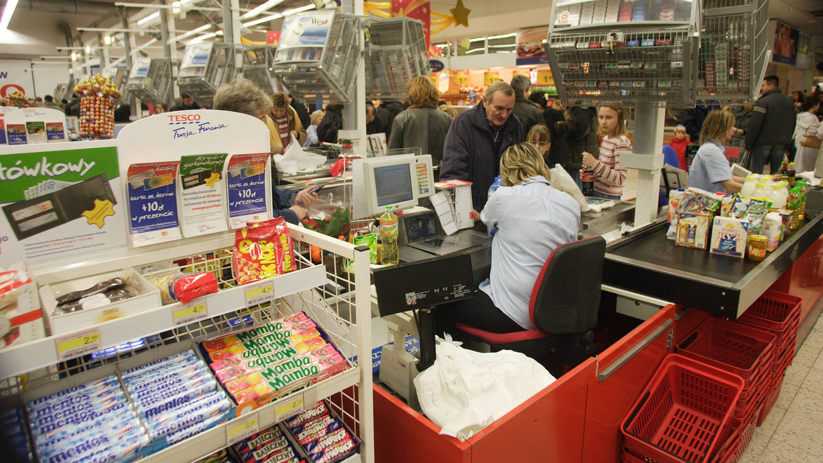 Każdy z nas przynajmniej kilka razy w tygodniu robi zakupy. Kupujemy według preferencji - w osiedlowych sklepikach lub w supermarketach. W każdym z tych miejsc może się zdarzyć, że zostaniemy nieuprzejmie potraktowani. A o irytację nietrudno. Zapytanie: "A drobne, cipciu?", to tylko czubek góry lodowej. Niepochlebne komentarze na temat figury, czy nawet stanu zamożności to chleb powszedni.