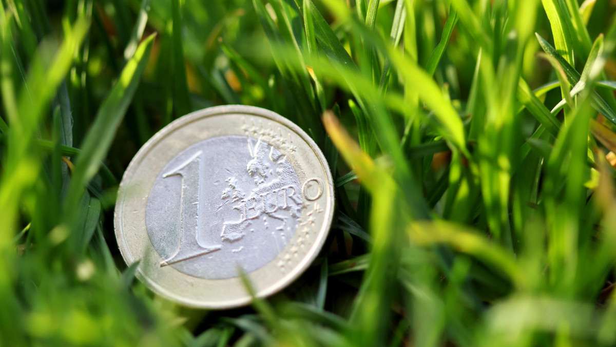Trybunał Sprawiedliwości w Luksemburgu odpowie w środę, czy Polska mogła w latach 2010-2013 przeznaczyć 400 mln zł na dopłaty do zakupu ok. 600 tys. hektarów ziemi rolnej. Decyzję Rady UE pozwalającą na takie dopłaty zaskarżyła Komisja Europejska.