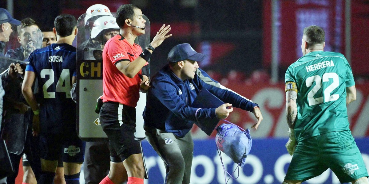 Policja wkroczyła na murawę podczas meczu Sao Paulo FC - Talleres Cordoba.