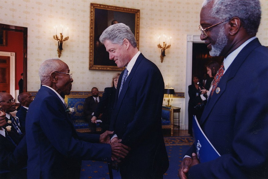 Bill Clinton rozmawiający z mężczyzną, który przeżył eksperyment z Tuskegee, 16 maja 1997 r.