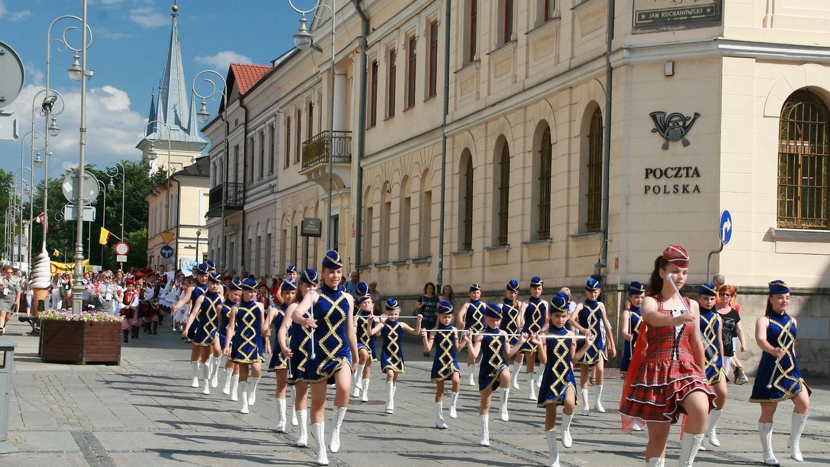 W tym roku na Festiwal zgłosiło się 57 podmiotów artystycznych - zespołów tanecznych, wokalnych, folklorystycznych oraz solistów z Polski oraz z zagranicy (Ukraina, Białoruś i Kanada). Łącznie około 1000 wykonawców.