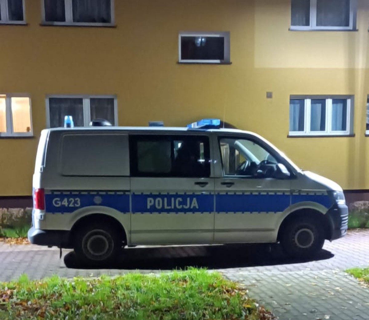 Zwłoki 76-latki mogły leżeć w mieszkaniu choćby kilka tygodni. Jej syn trafił do szpitala. Nowe informacje