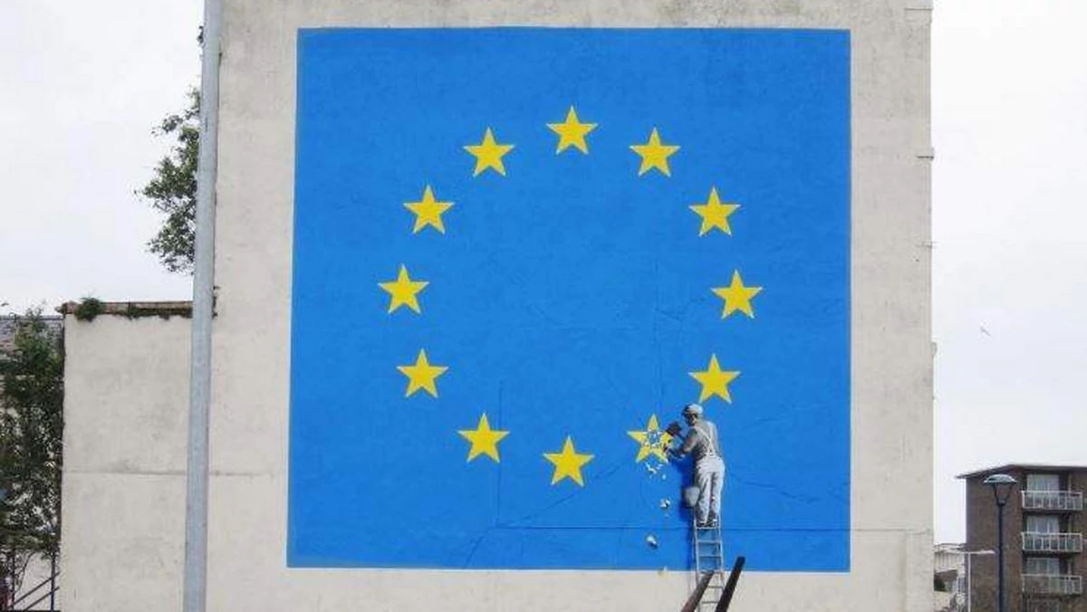 W Dover na południu Anglii pojawił się nowy mural Banksy'ego - informuje w poniedziałek BBC. Najnowsze dzieło legendy street artu przedstawia robotnika usuwającego za pomocą dłuta jedną z gwiazd we fladze Europy, co interpretuje się jako komentarz do Brexitu.