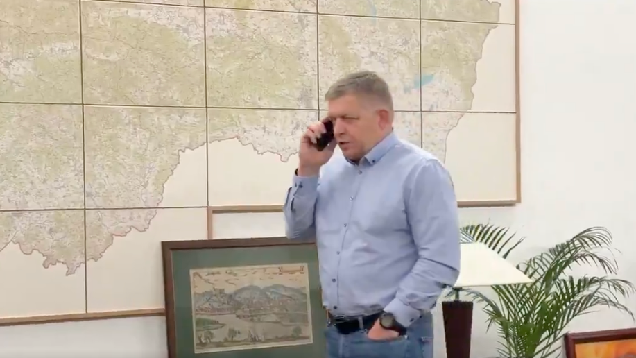 Sociálnymi sieťami sa šíri virálne video s Ficom.