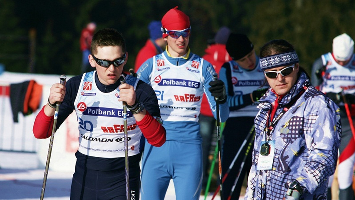 Zbigniew Stępień jest prezesem i trenerem biegaczy MKS-u Karkonosze Sporty Zimowe Jelenia Góra. Po zawodach na Polanie Jakuszyckiej klub ten zajmuje ósme miejsce w klasyfikacji drużynowej Biegu na Igrzyska.