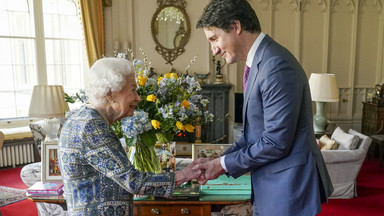 Elżbieta II spotkała się z Justinem Trudeau w Windsorze. W tle zwraca uwagę jeden szczegół