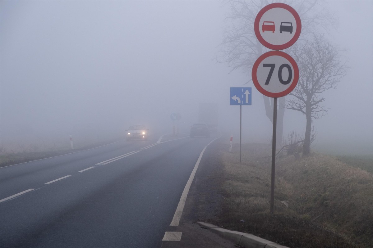 Gęste mgły w nocy nad Polską: alerty IMGW dla 14 województw