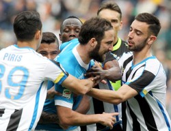 Liga włoska: Higuain zawieszony na cztery mecze za atak na sędziego. WIDEO