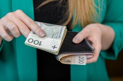 Polacy bronią prawa do gotówki, ale płacą bezgotówkowo. Statystyki płatności bezgotówkowych nie pozostawiają wątpliwości