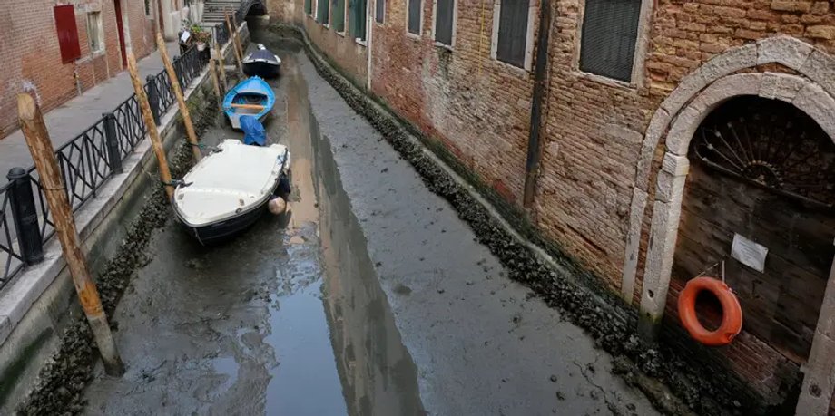 Łodzie w kanale podczas silnego odpływu w Wenecji, Włochy, 17 lutego 2023 r. Manuel Silvestri/Reuters