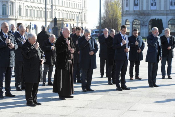 Warszawa, 10.04.2020. Obchody 10. rocznicy katastrofy smoleńskiej. Prezes PiS Jarosław Kaczyński (3L), europoseł PiS Joachim Brudziński (L), wicepremier Jacek Sasin (2L), poseł PiS Marek Suski (C), szef MON Mariusz Błaszczak (6L), wicepremier Piotr Gliński (5P) oraz premier Mateusz Morawiecki (4P) podczas modlitwy, 10 bm. na pl. Piłsudskiego w Warszawie. Z uwagi na panującą epidemię koronawirusa obchody 10. rocznicy katastrofy smoleńskiej odbywają się z zachowaniem wszelkich norm bezpieczeństwa i zaleceń dot. postępowania w czasie epidemii. 10 kwietnia 2010 roku samolot Tu-154M z polską delegacją udającą się na obchody 70. rocznicy zbrodni katyńskiej rozbił się pod Smoleńskiem. Zginęło 96 osób, w tym prezydent RP Lech Kaczyński wraz z małżonką Marią. (kf) PAP/Radek Pietruszka