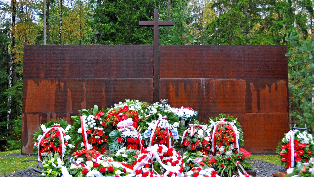 Rosjanie zdjęli polską flagę w Katyniu