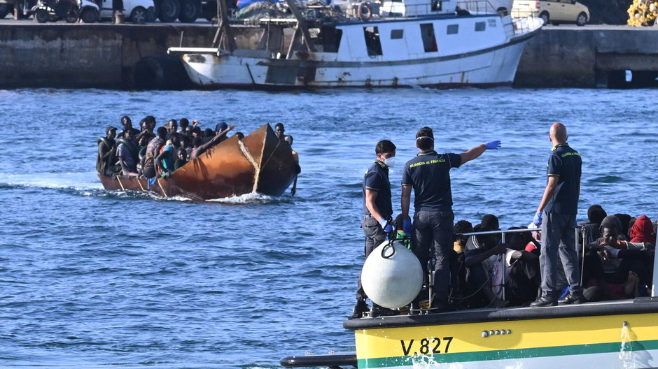 Łodzie z imigrantami z Afryki przypływające na Lampedusę