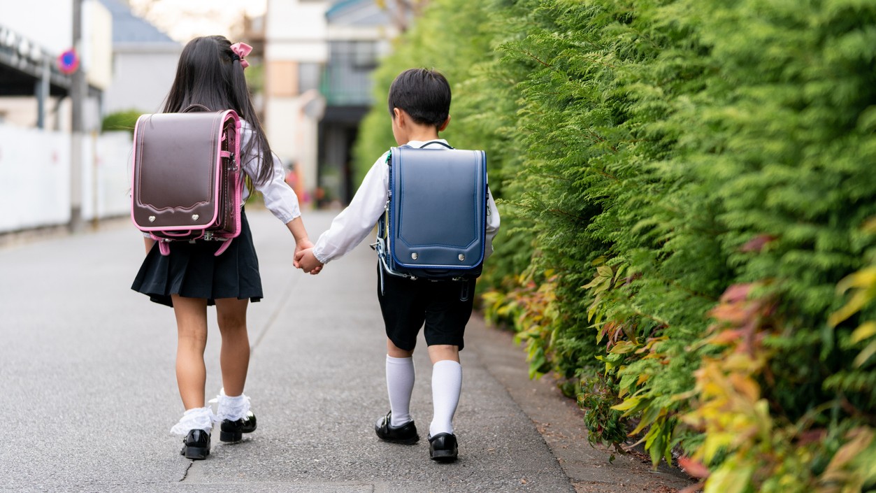 V Japonsku je bežné, že deti základnej školy chodia do školy samé. 