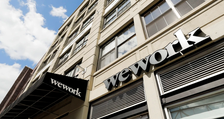 WeWork powraca jak bumerang. Finalnie inwestycja przyniosła stratę liczoną w miliardach dolarów. W rezultacie Masa przestał być postrzegany jako geniusz, który zawsze staje w opozycji, a zaczął się jawić jak wykiwany przez spryciarza naiwniak. 