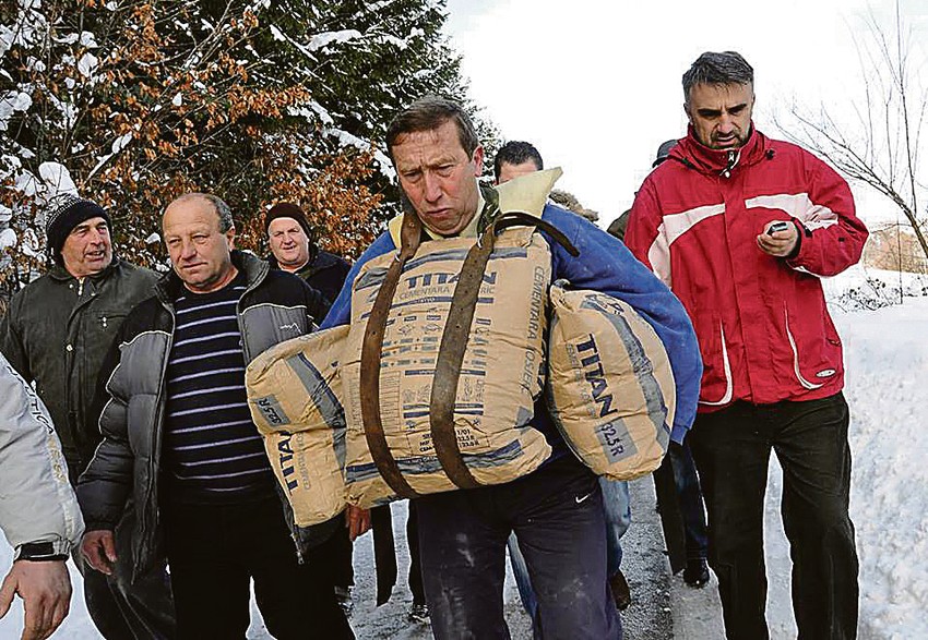 Pretrčao je 100 metara za 25,3 sekunde - ali noseći na sebi džakove sa 50 kilograma cementa