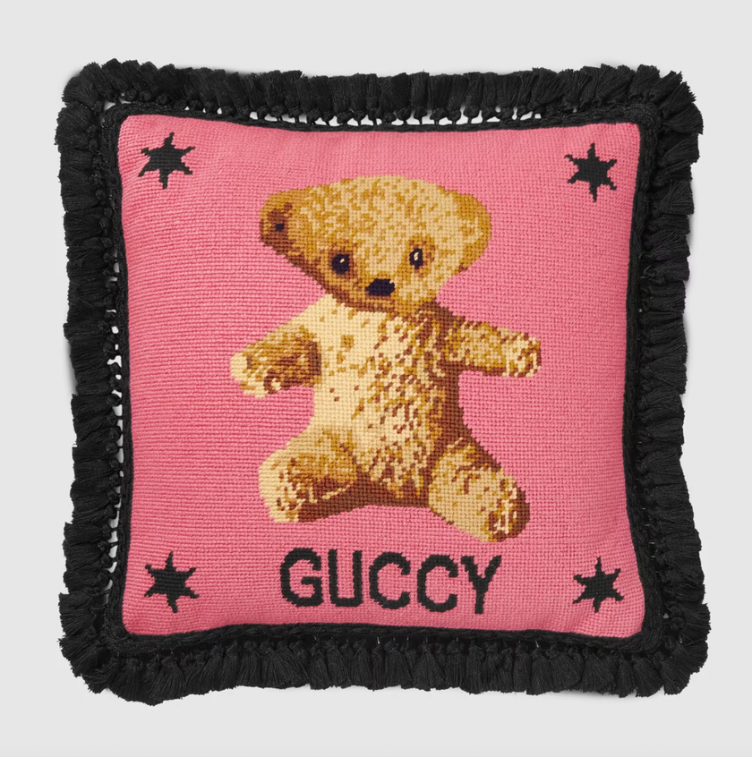 Teddybär-Stickerei auf pink-schwarzem Kissen von Gucci Décor für 1110 Franken.