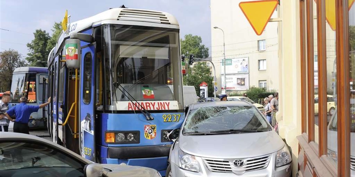 Tramwaj wjechał w sklep