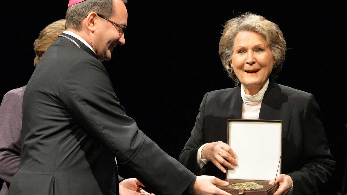 Irena Santor, siostry Agnieszka i Urszula Radwańskie oraz działaczka na rzecz osób autystycznych Alina Perzanowska zostały laureatkami medalu św. Brata Alberta. Wyróżnienia wręczono w poniedziałek w Teatrze im. J. Słowackiego w Krakowie.