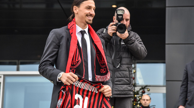 Zlatan Ibrahimovic svéd labdarúgócsillag kezében új mezével a csapat milánói központjában tartott bemutatásán /Fotó: MTI/EPA-ANSA/Matteo Corner