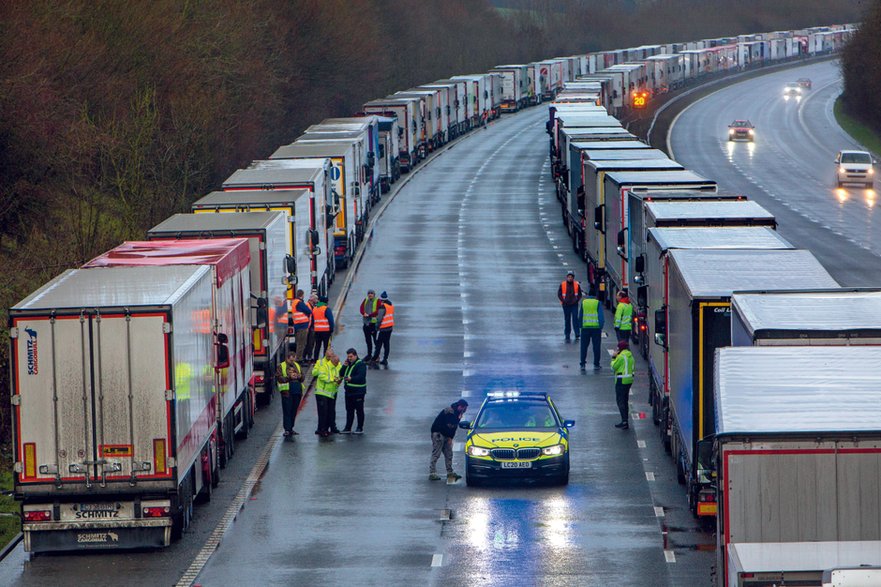 Mimo umowy o wolnym handlu brexit sprawił, że niemiłosiernie rozrosła się biurokracja, a na granicach pojawiły się kontrole celne, sanitarne i fitosanitarne. Wszystko to pożera zarówno czas, jak i pieniądze.