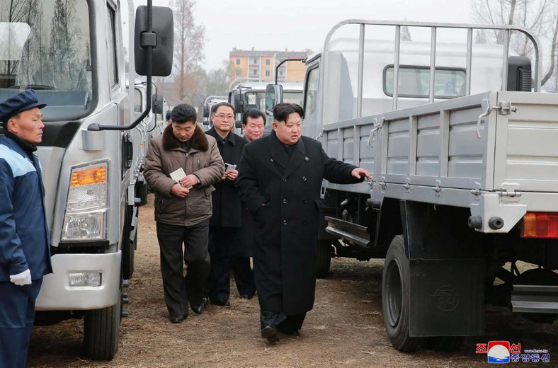 Przywódca Korei Północnej Kim Dzong Un z wizytą w fabryce samochodów Sungri