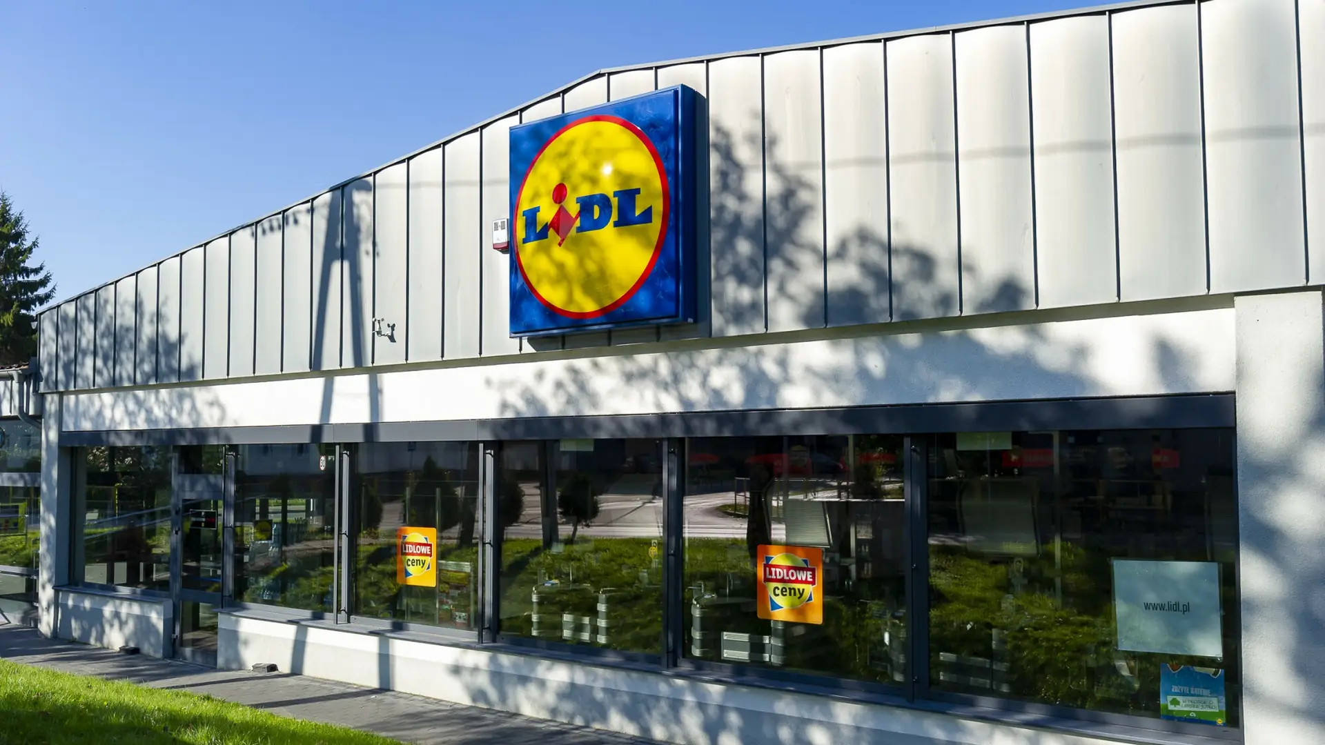 Sklepy Lidl zmienią się w bibliotekę. Pierwsze książkomaty już stoją