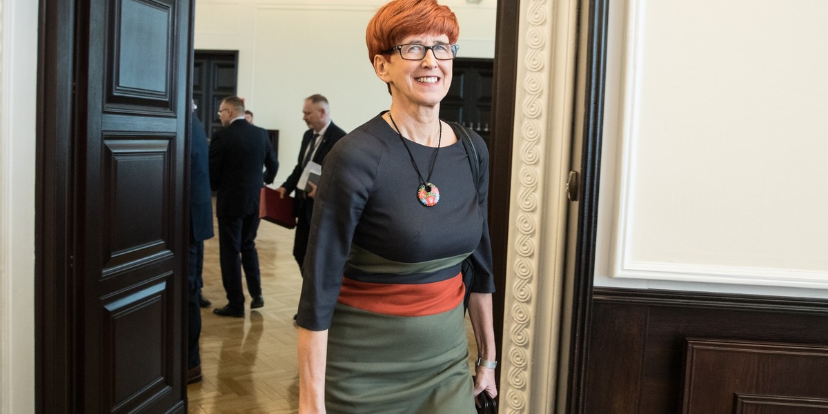 Elżbieta Rafalska chce, by stażowe było dodatkiem ponad minimalne wynagrodzenie