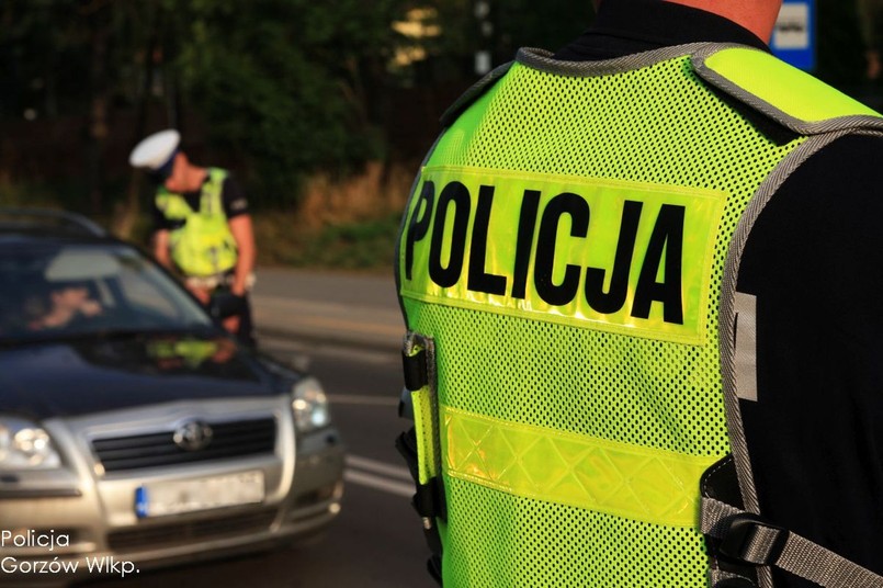 Policja kontroluje kierowcę